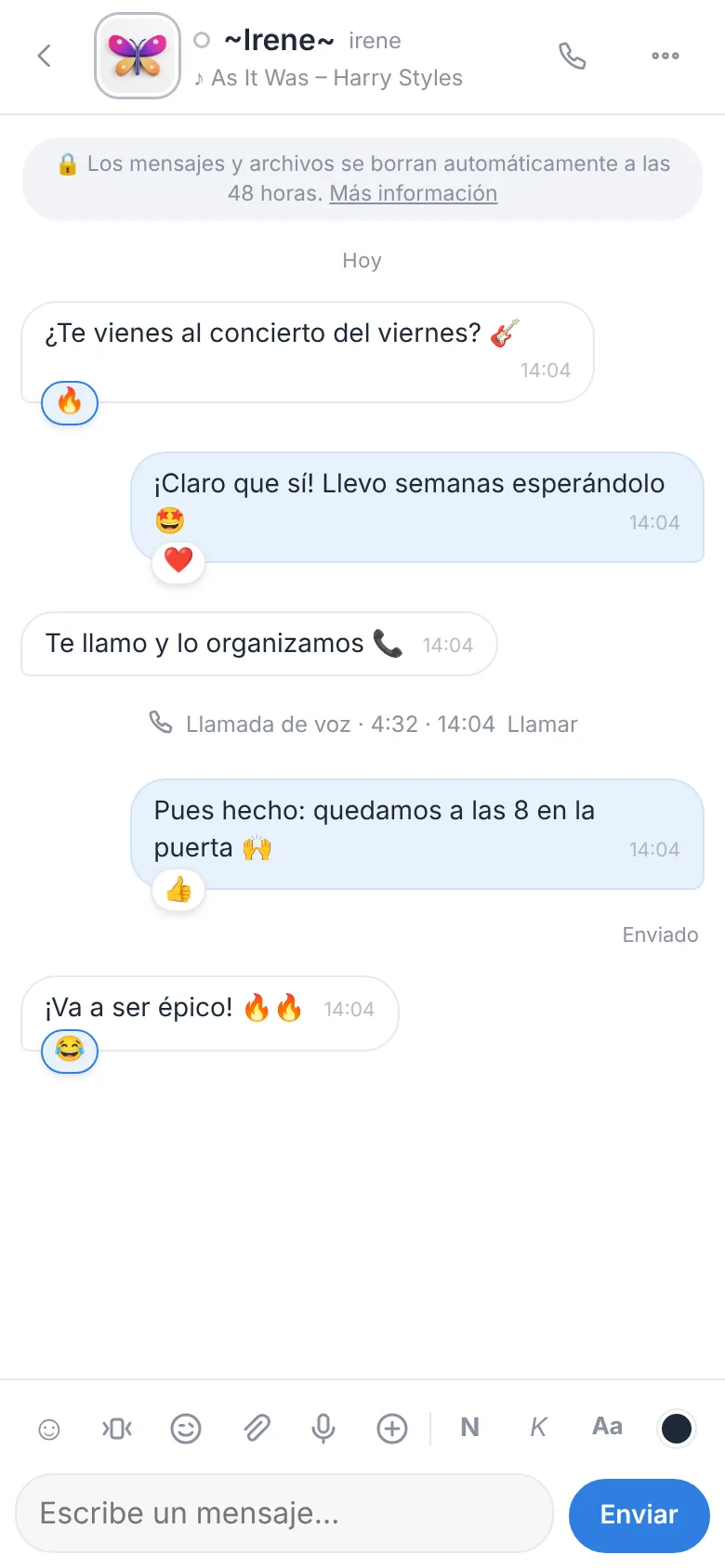 Conversación con reacciones bajo los mensajes y una llamada de voz